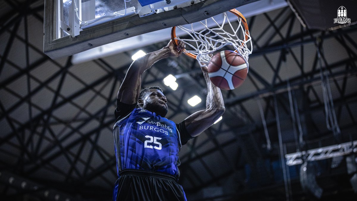 Norelia se cuelga del aro ante TAU Castelló. SPB/CINTIA CORTÉS