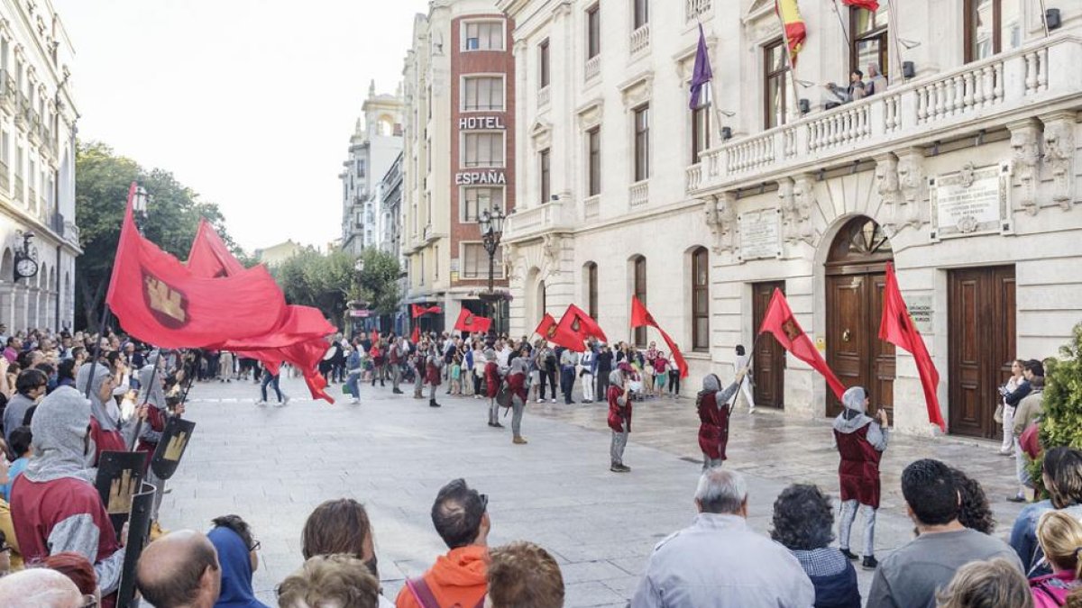 Un momento del anuncio en la capital de la cercanía del ejército real.-S. O.