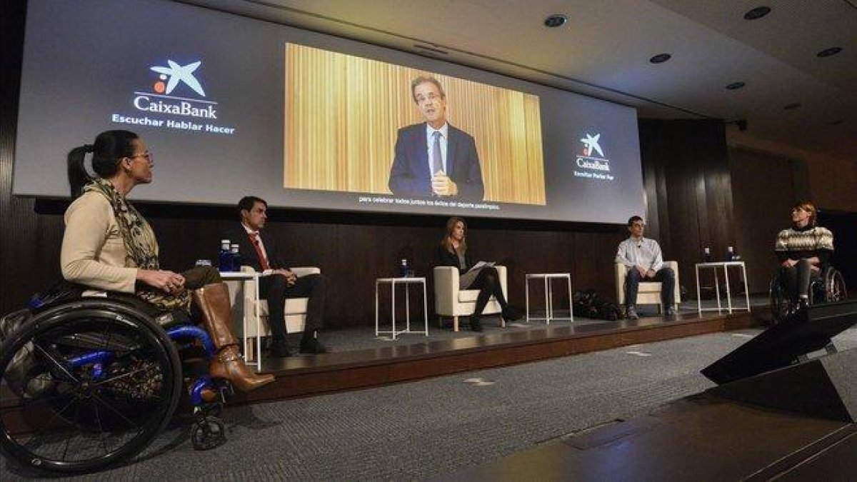 Teresa Perales (derecha) y otros deportistas paralímpicos en la charla de este jueves organizada por CaixaBank.-