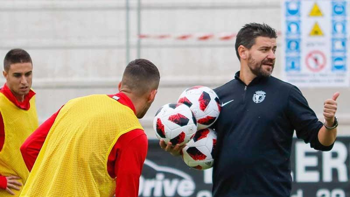 Fernando Estévez durante una sesión de entrenamiento.-ALBA DELGADO / BURGOS CF