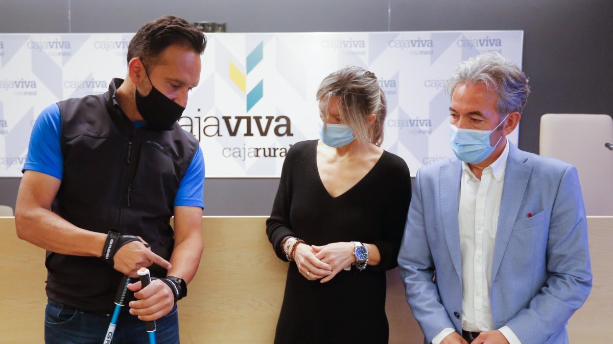 El instructor Gerard Gibaja muestra a Rodríguez y a Dasilva un detalle de los bastones. SANTI OTERO