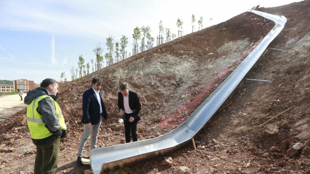 Lacalle y Berzosa observan uno de los toboganes de casi 40 metros ya instalado en el parque de San Isidro.-RAÚL OCHOA