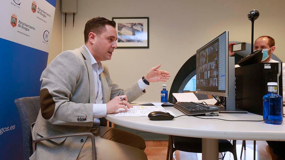 El alcalde de Burgos, Daniel de la Rosa, durante el pleno telemático de ayer. / RAÚL G. OCHOA