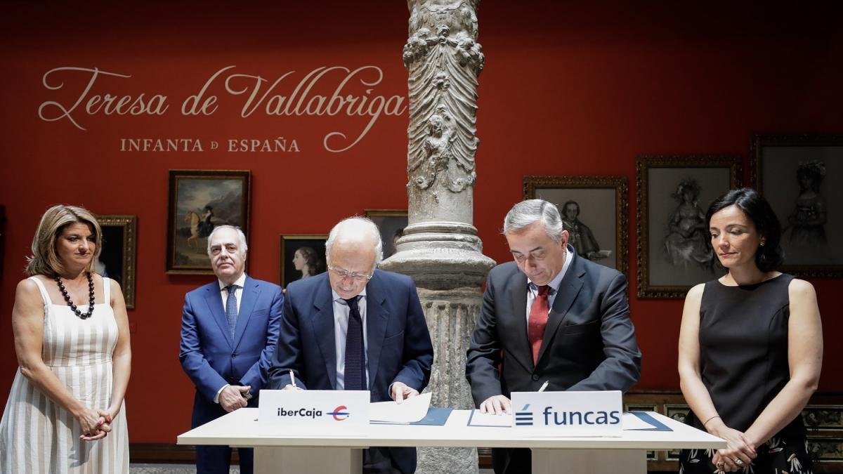 José Luis Aguirre, presidente de Ibercaja, y Carlos Ocaña, director general de Funcas durante la firma del convenio. Les acompañan, María Teresa Santos, jefe de Área de Desarrollo Profesional de Fundación Ibercaja, José Luis Rodrigo, director general de F-ECB