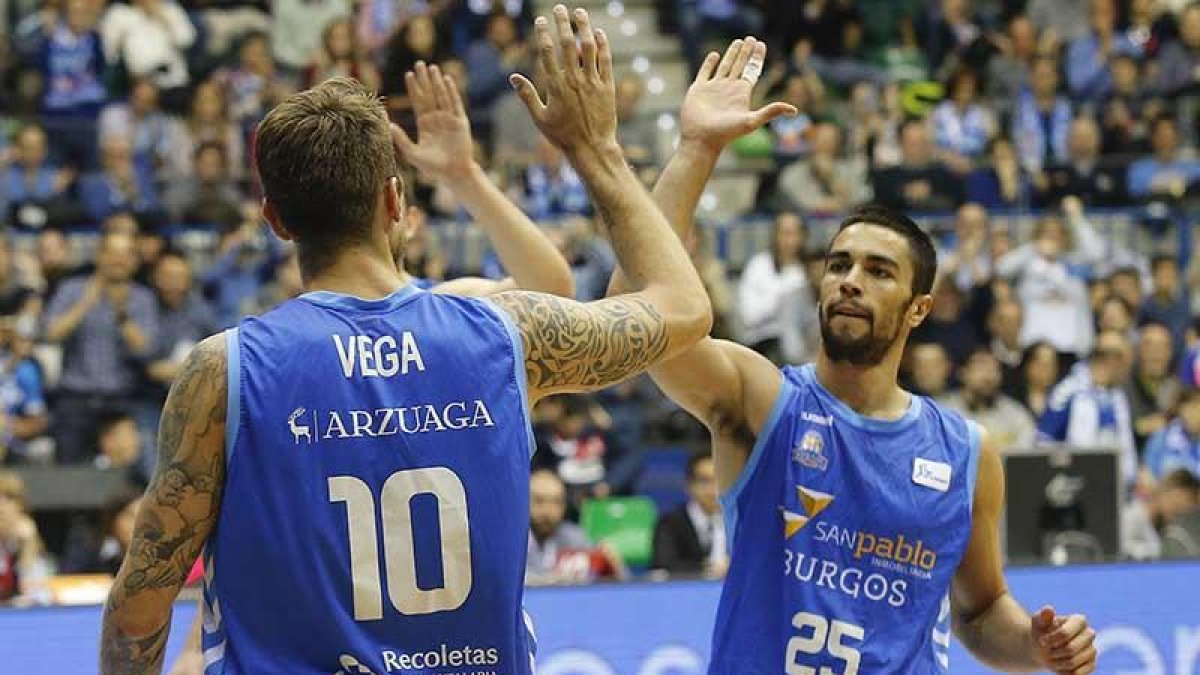 Javi Vega y Álex López se felicitan tras una canasta.-SANTI OTERO