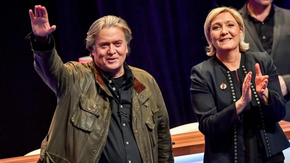 Steve Bannon junto a Marine Le Pen durante el congreso del Frente Nacional en Lille.-AFP / PHILIPPE HUGUEN