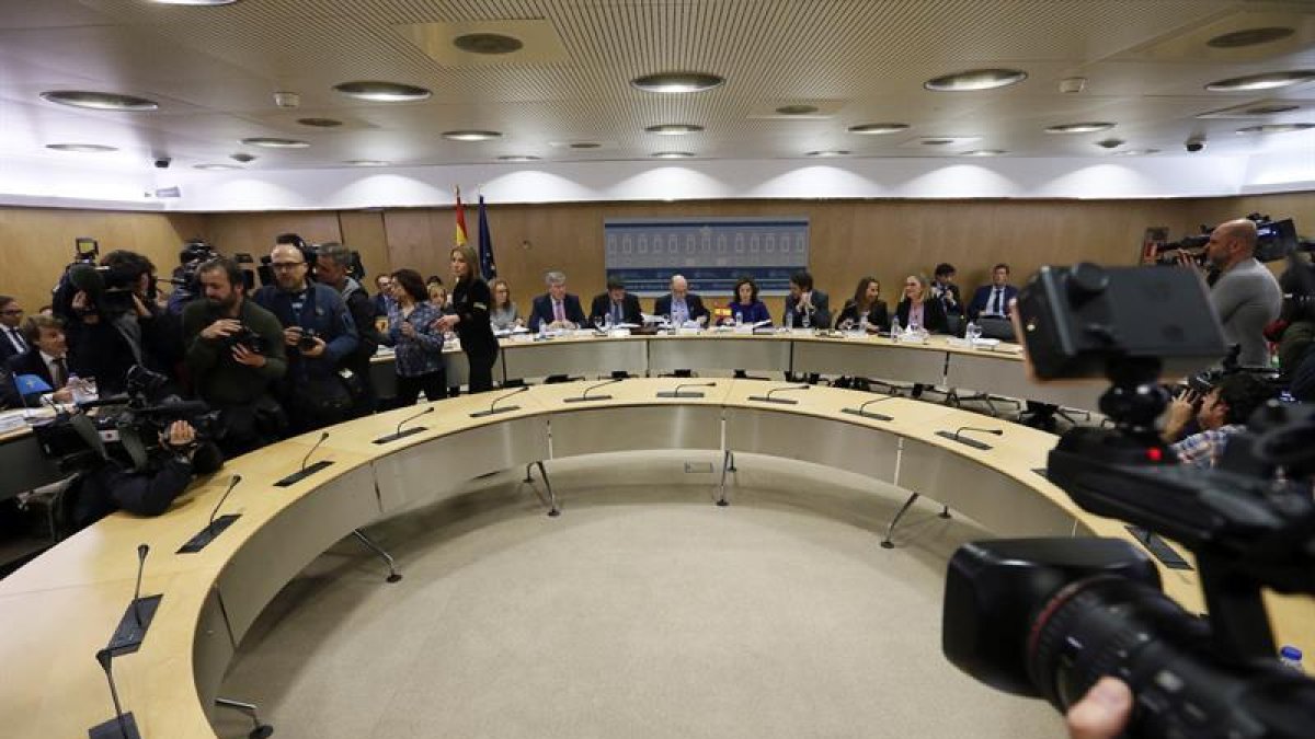 La vicepresidenta del Gobierno, Soraya Sáenz de Santamaría (4d), y el ministro de Hacienda, Cristóbal Montoro (4i), junto a secretarios de Estado de sus departamentos, al inicio de una reunión del Consejo de Política Fiscal y Financiera.-EFE