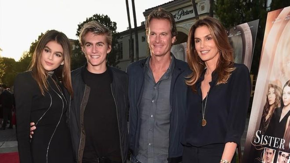 Kaia Gerber junto a su padre, hermano y madre, Cindy Crawford.-ALBERTO E RODRIGUEZ
