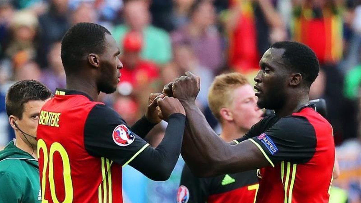 Christian Benteke sustituye a Romelu Lukaku, autor de dos goles.-EFE