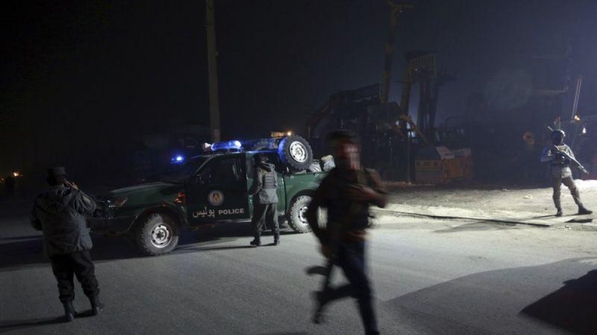 La policía bloquea la carretera en la zona cercana donde se produjo el ataque suicida.-AP MASSOUD HOSSAINI
