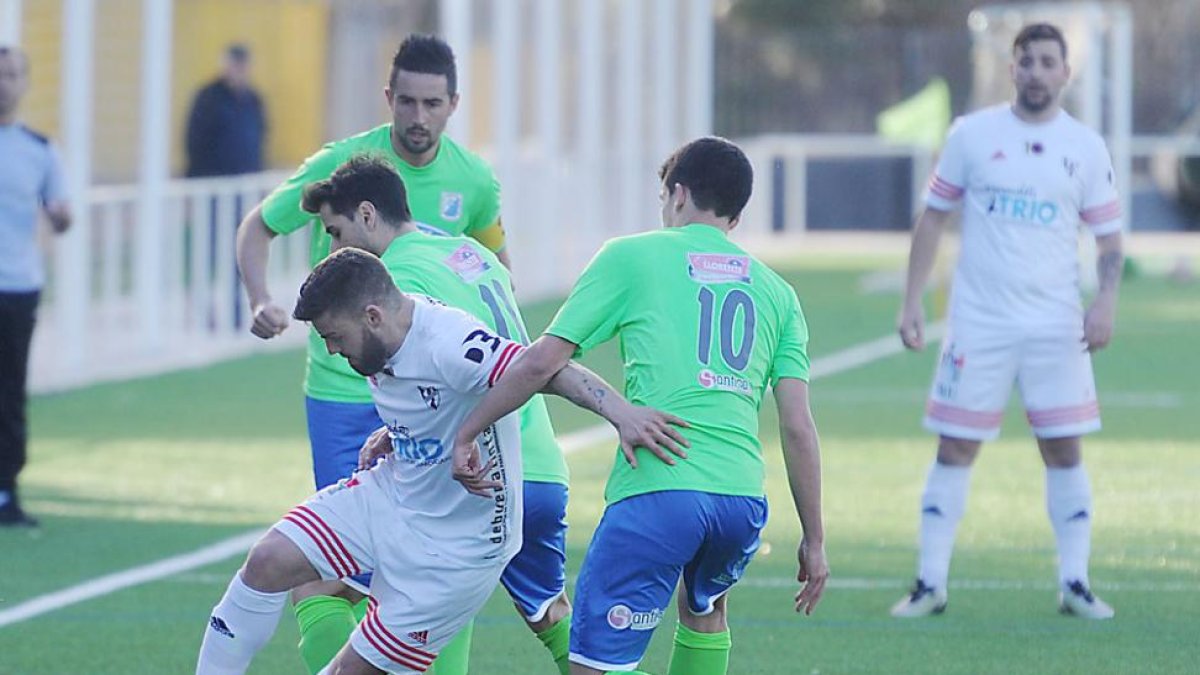 Átomo, autor del tercer tanto del Atrio, trata de zafarse de dos jugadores del Almazán en el choque de ayer-Israel L. Murillo