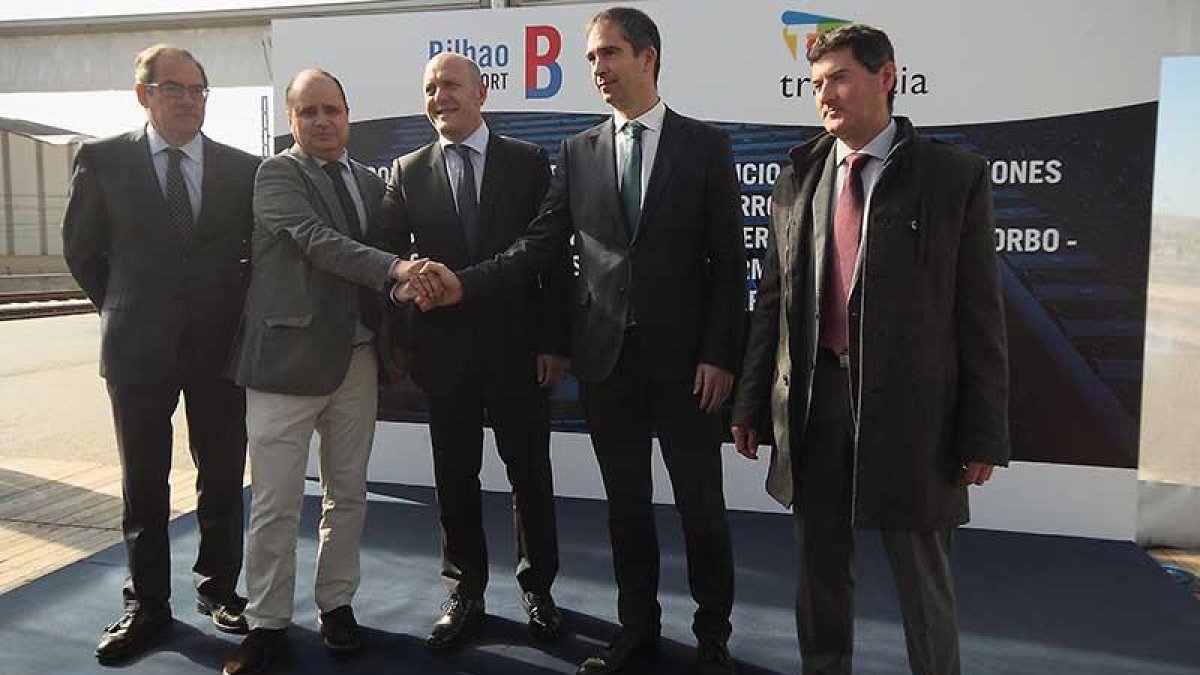 Ignacio Santos y Alberto Almirante se estrechan la mano para celebrar la llegada del primer tren a Pancorbo.-G.G.