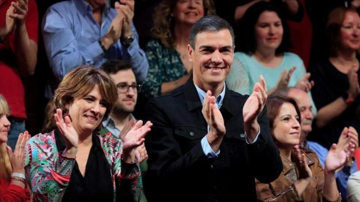Pedro Sánchez, junto a la ministra de Justicia, Dolores Delgado, este sábado en un mitin en Madrid.-EFE / FERNANDO ALVARADO