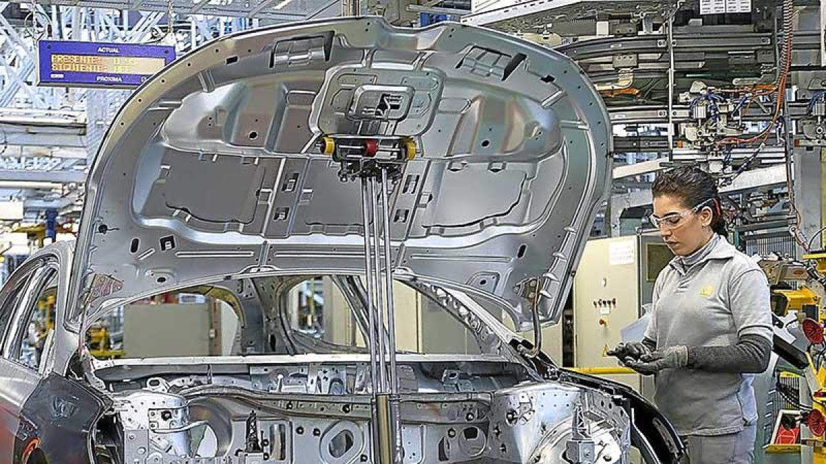 Una de las etapas de la cadena de montaje del Renault Megane, el modelo estrella de la marca, en Palencia.-ICAL