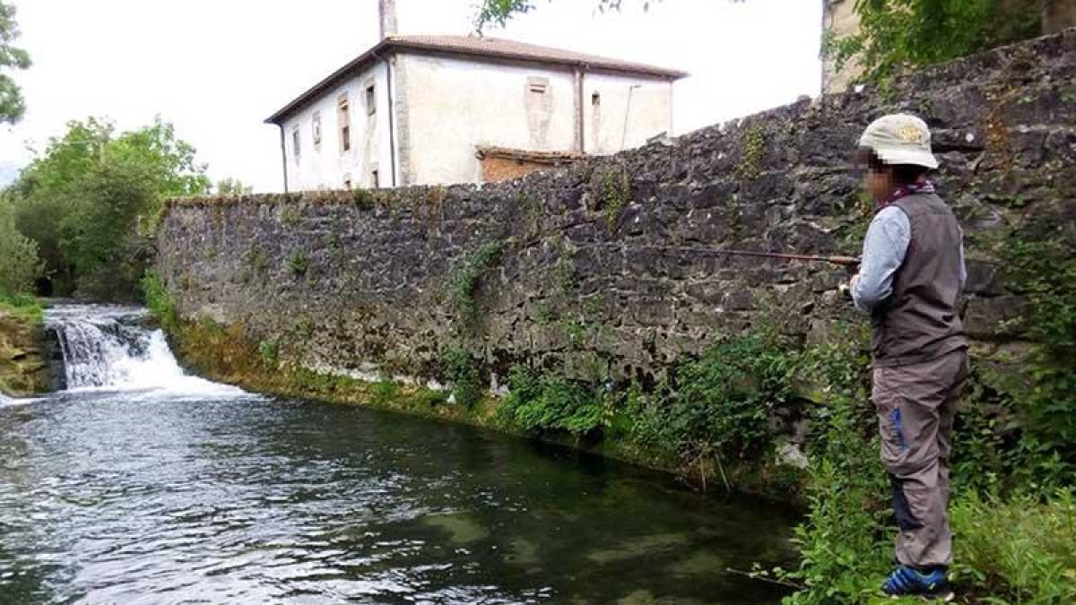 Un niño pesca en el río Cadagua de Villasana, en el que se actualmente se arrojan vertidos.-ECB