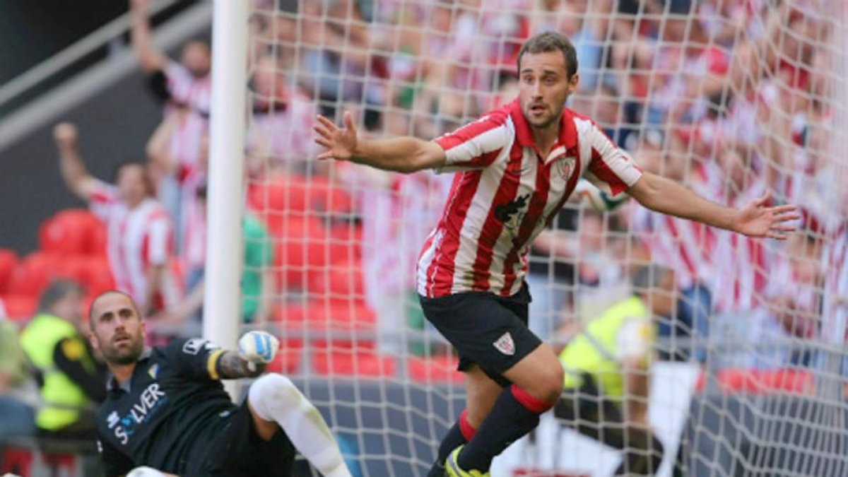 Gorka Santamaría celebra un gol con la camiseta del Athletic B.-