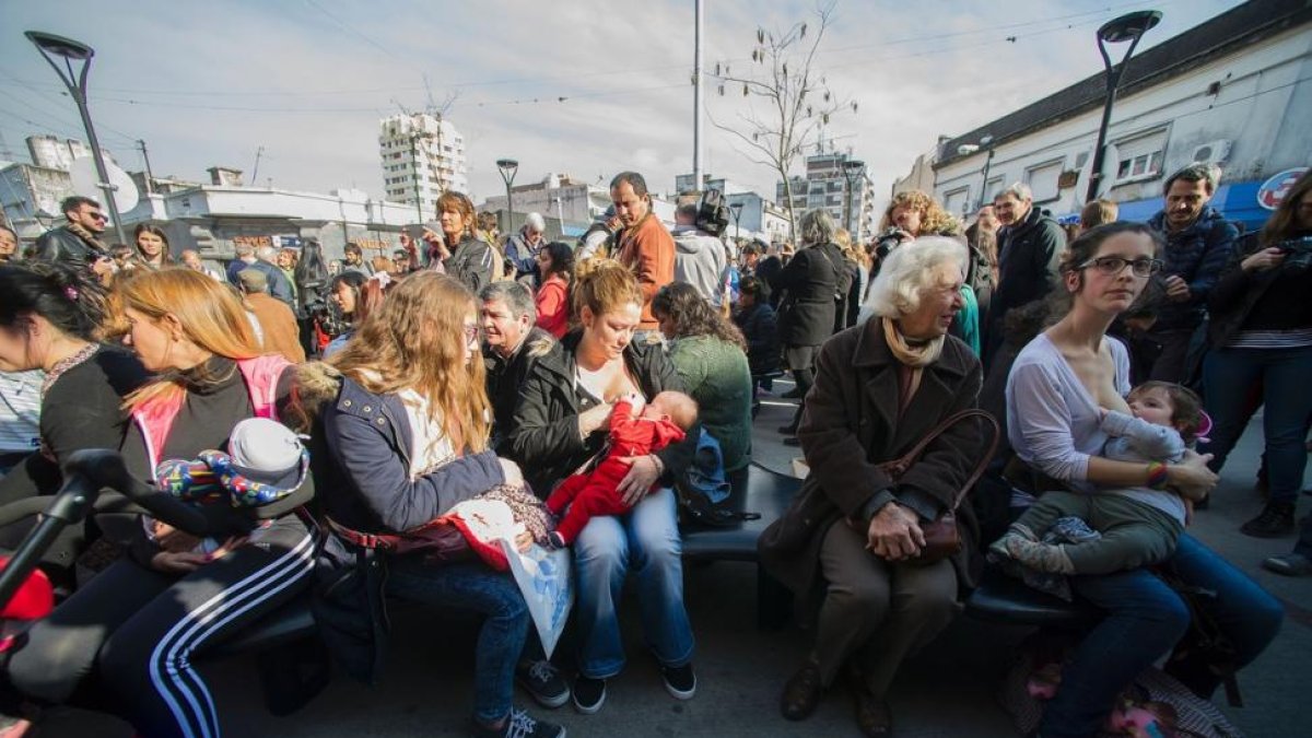 Madres amamantan a sus hijos en la plaza de San Isidro, en Buenos Aires, este sábado.-AFP / JAVIER GONZALEZ TOLEDO