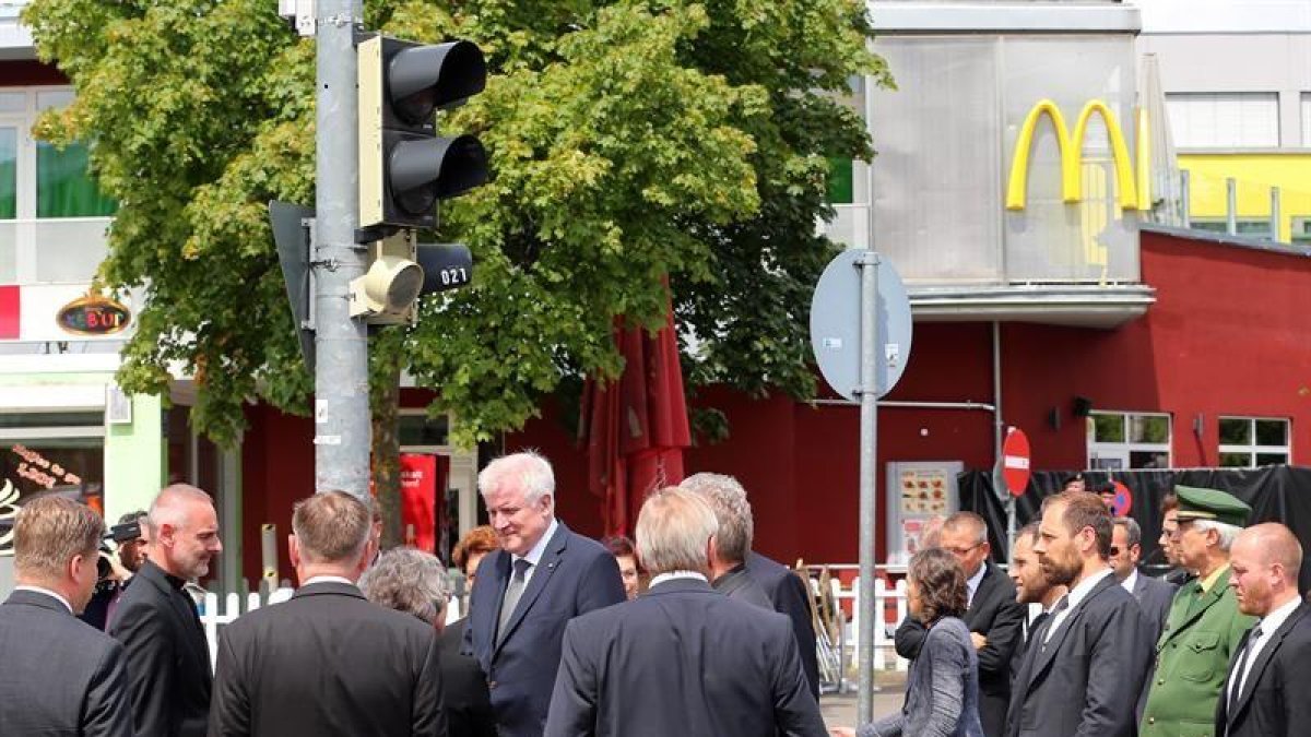 el primer ministro Horst Seehofer visita la escena de la masacre.-EFE