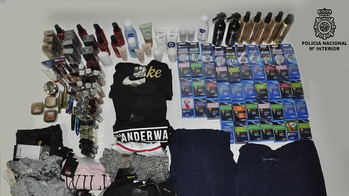 Material incautado a los detenidos.-ECB