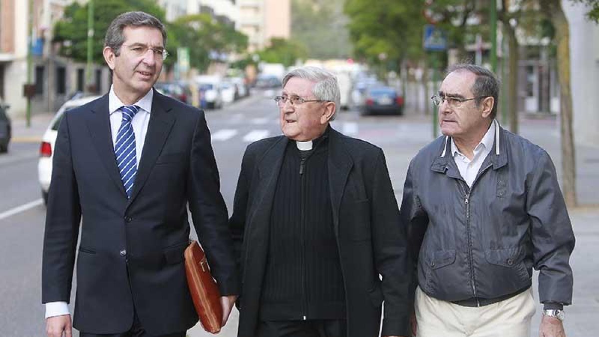 Jesús Hernández Sahagún (centro), junto a su letrado (izquierda) y un acompañante a la salida de los juzgados después de declarar.-RAÚL G. OCHOA