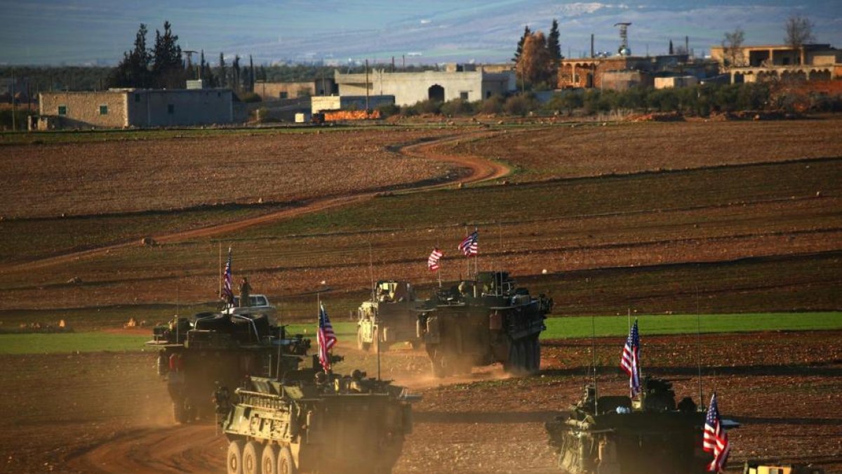Un convoy de tanques con bande ra de EEUU circulan a las afueras de la ciudad de Manbij, al norte de Siria.-DELIL SOULEIMAN / AFP / DELIL SOULEIMAN