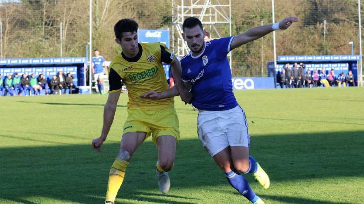 Rubén Lobato conduce el balón en un choque con la elástica del Oviedo B-FÚTBOL ASTURIANO