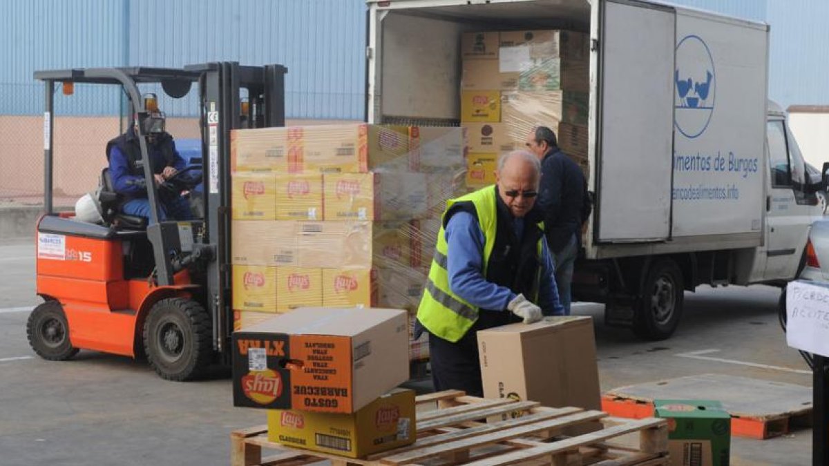 Voluntarios trabajan en la recogida en el Banco de Alimentos de Burgos.-ISRAEL L. MURILLO