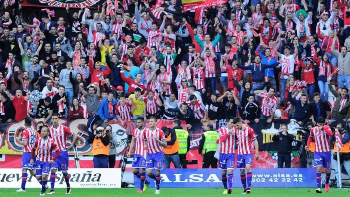 Imagen de la grada de El Molinón en un partido del Sporting-ANDER GILLENEA