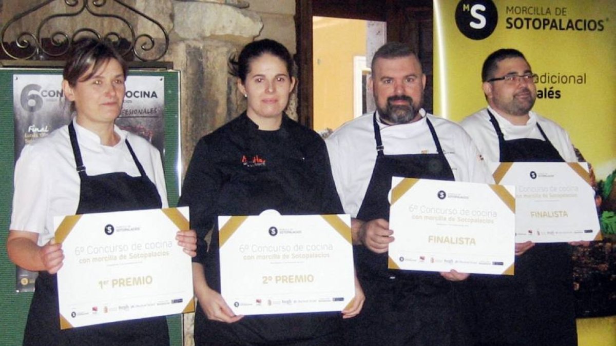 Foto de grupo de los ganadores de la edición del certamen gastronómico celebrado ayer.-ECB