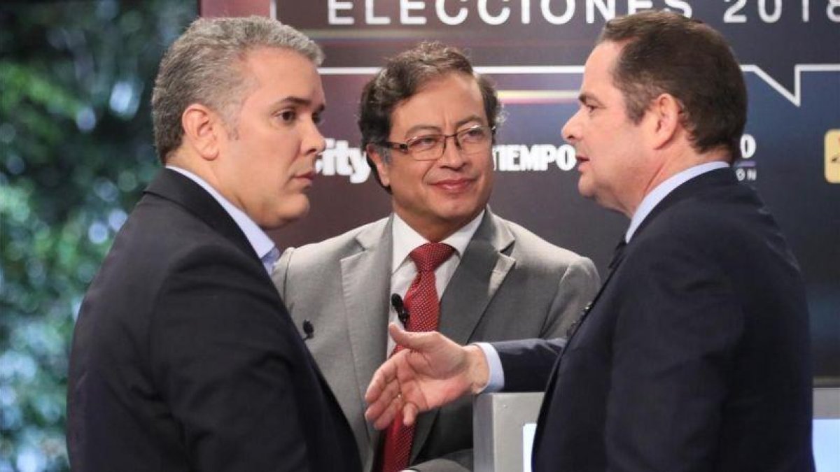Los candidatos a la presidencia de Colombia: Gustavo Petro (centro), Iván Duque (izquierda) y German Vargas Lleras (derecha), en un debate de televisión.-EFE / MAURICIO DUENAS CASTANEDA