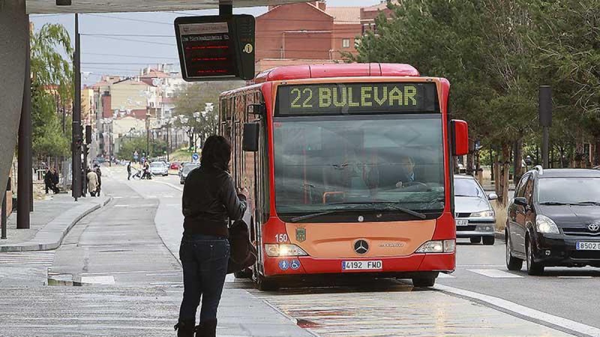 El autobús que circula por el bulevar llega a una parada donde espera un usuario.-RAÚL G. OCHOA