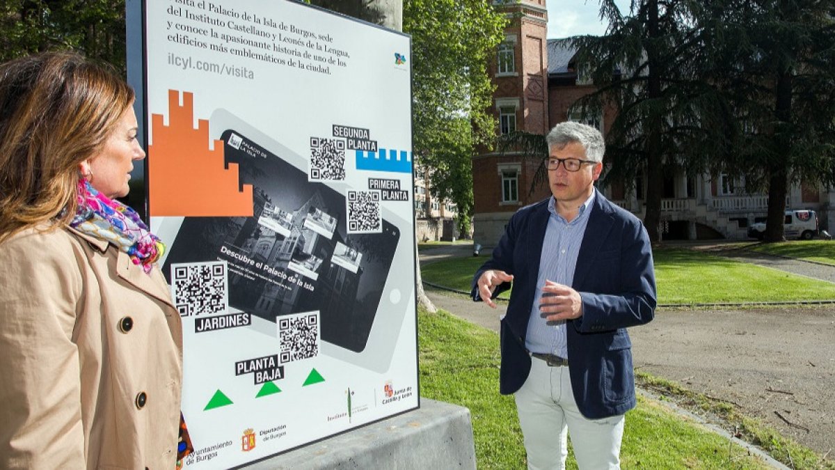 La concejala de Cultura, Rosario Pérez Pardo, ayer, con el gerente del Instituto de la Lengua, Alejandro Sarmiento. TOMÁS ALONSO