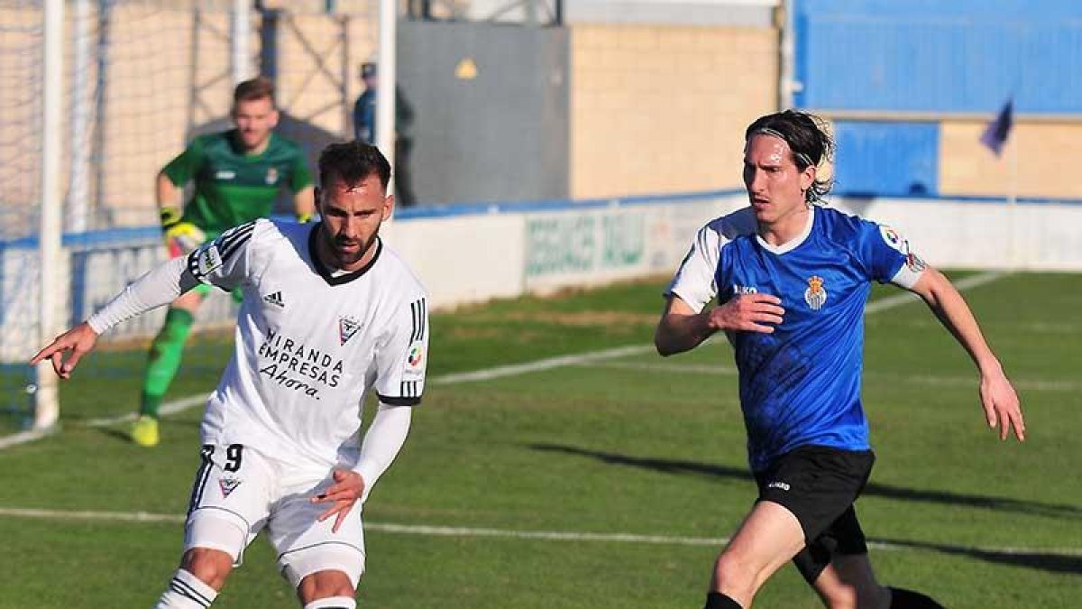 Pito Camacho controla el balón en el encuentro ante la Peña Sport.-JOSÉ ESTEBAN EGURROLA