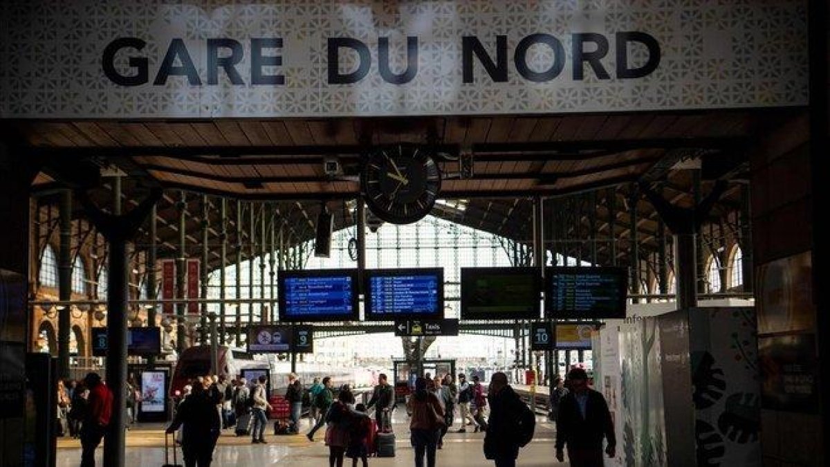 Pasajeros en la Estación del Norte de París.-AFP