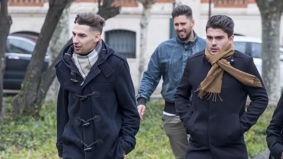 Los tres exjugadores de la Arandina, ayer, entrando en la Audiencia Provincial.-SANTI OTERO