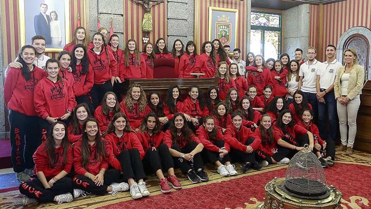 Foto de familia del CB Babieca en el Salón de Plenos delAyuntamiento junto a la concejal de Deportes,Lorena de la Fuente.-RAÚL OCHOA