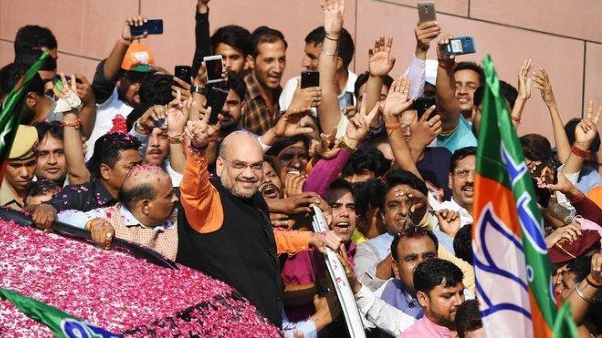 El líder del partido Bharatiya Janata Party (BJP), Narendra Modi, junto a sus seguidores.-AFP