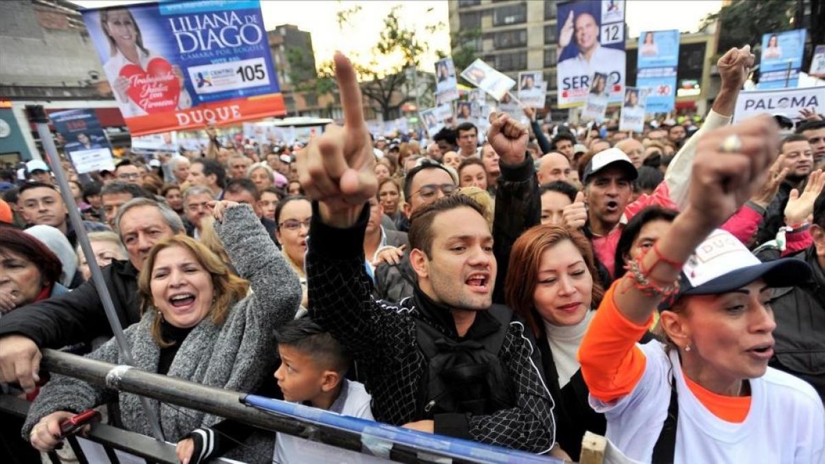 Un mitín del partido Centro Democrático en Bogotá para las elecciones legislativas.-REUTERS / CARLOS JULIO MARTÍNEZ