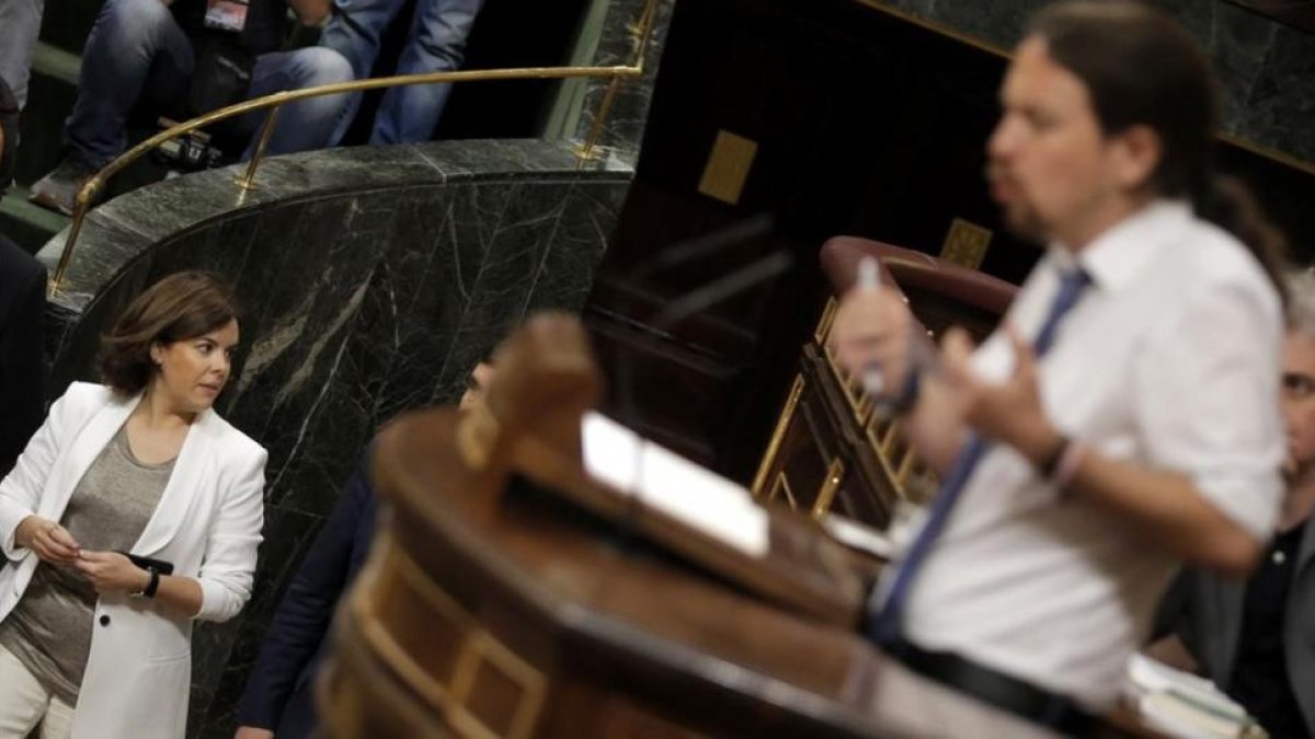 La vicepresidenta entra en el hemiciclo durante el discurso de Pablo Iglesias.-JOSÉ LUIS ROCA