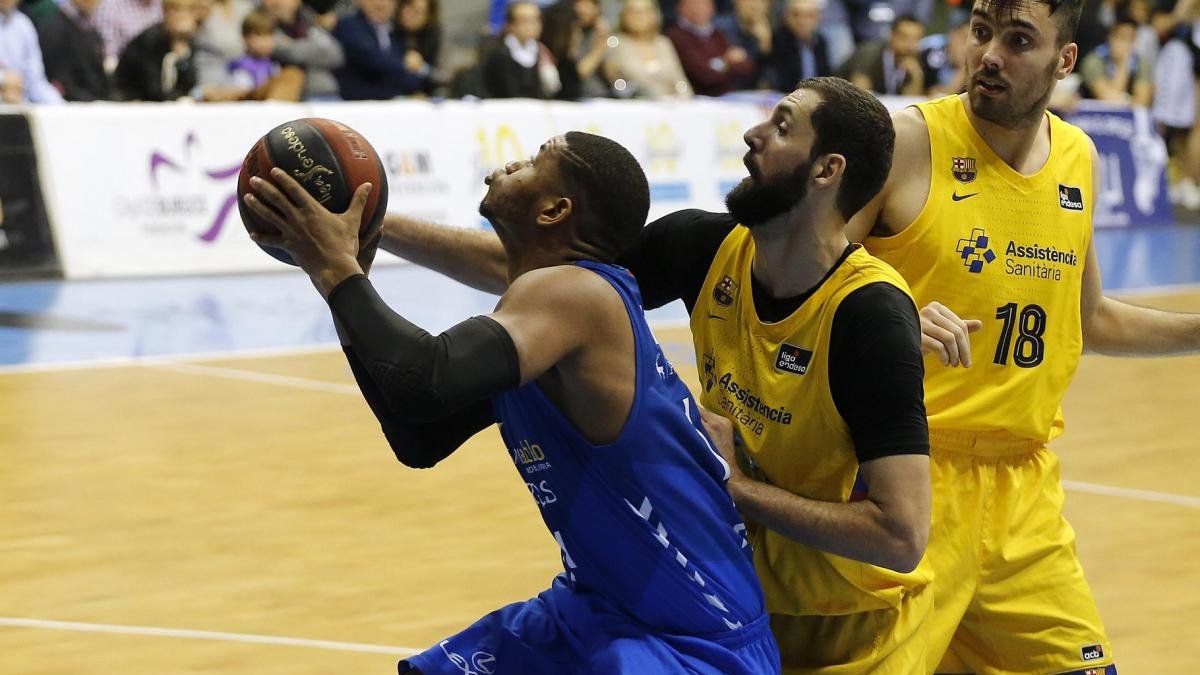 Rivero gana la partida a Mirotic en un lance del partido de ayer.-SANTI OTERO