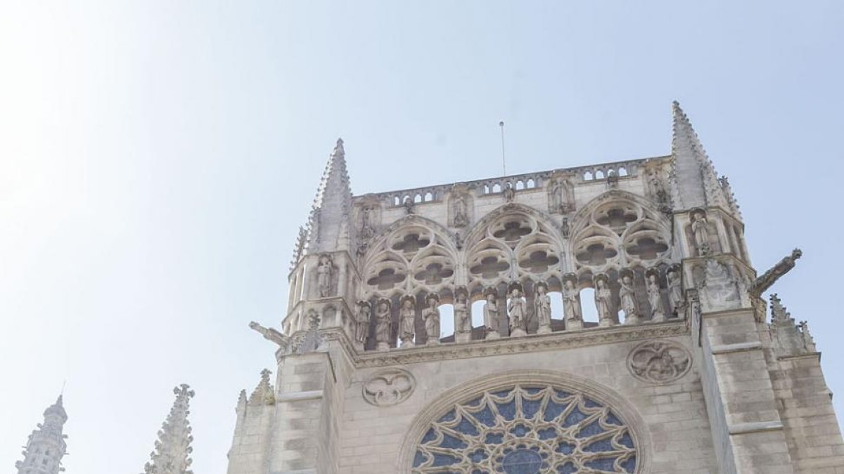 El equipo Astana en el improvisado podio a los pies de la Catedral.-