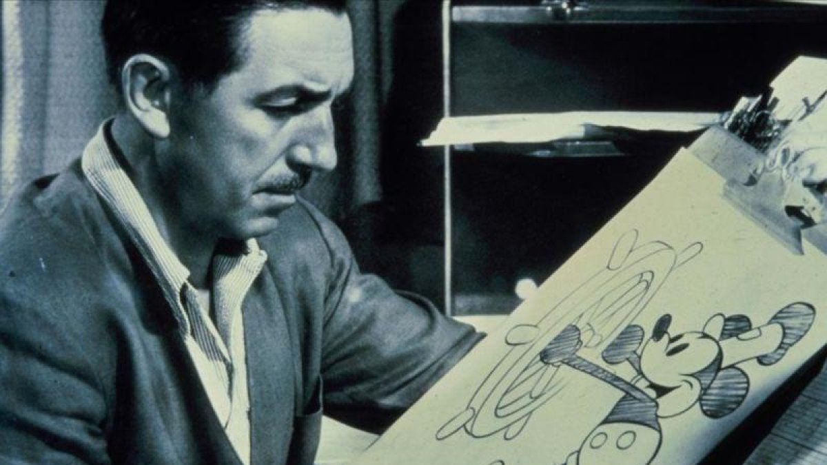Walt Disney realiza unos bocetos de Mickey Mouse, su primer y más icónico personaje de dibujos animados.-FRED PROUSER