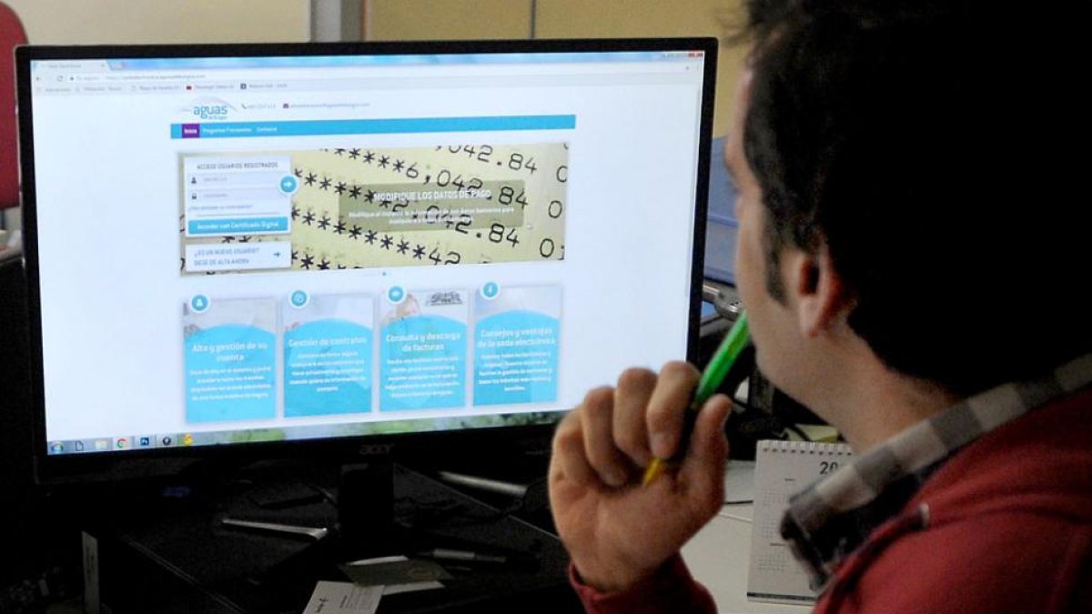 Los usuarios pueden registrarse en la oficina electrónica desde la web para realizar gestiones como consultar lecturas y consumos.-MIGUEL ÁNGEL MIRANDA