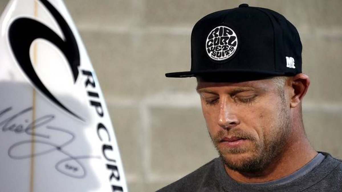 El surfista Mick Fanning, durante la rueda de prensa que ha ofrecido a su llegada a Sídney.-Foto: REUTERS / DAVID GRAY