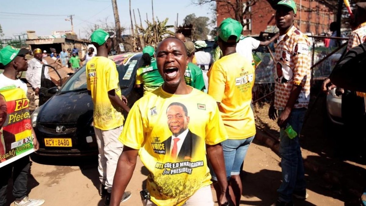 Una simpatizante de la Unión Nacional Africana de Zimbabue-Frente Patriótico celebra la victoria electoral de Mnangagwa-AARON UFUMELI (EFE)