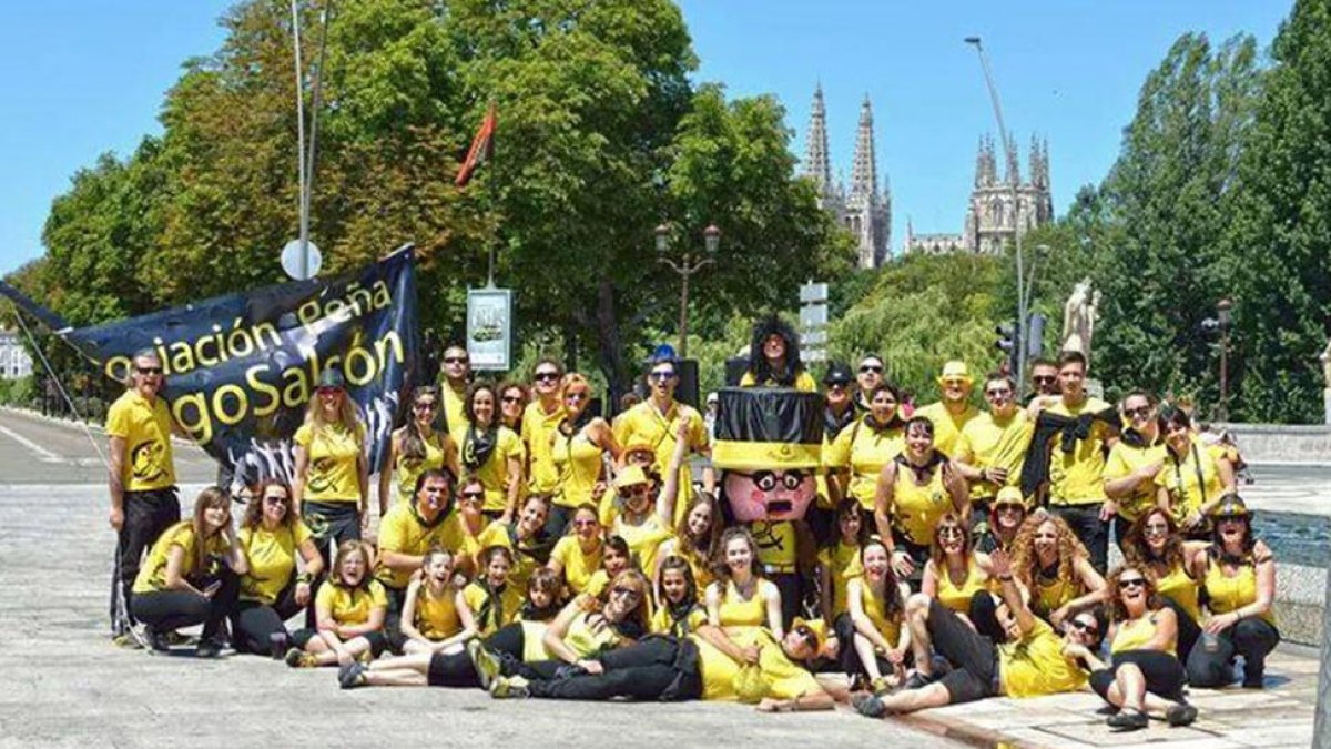 Foto de familia de miembros de la asociación con la Catedral de fondo.-ECB