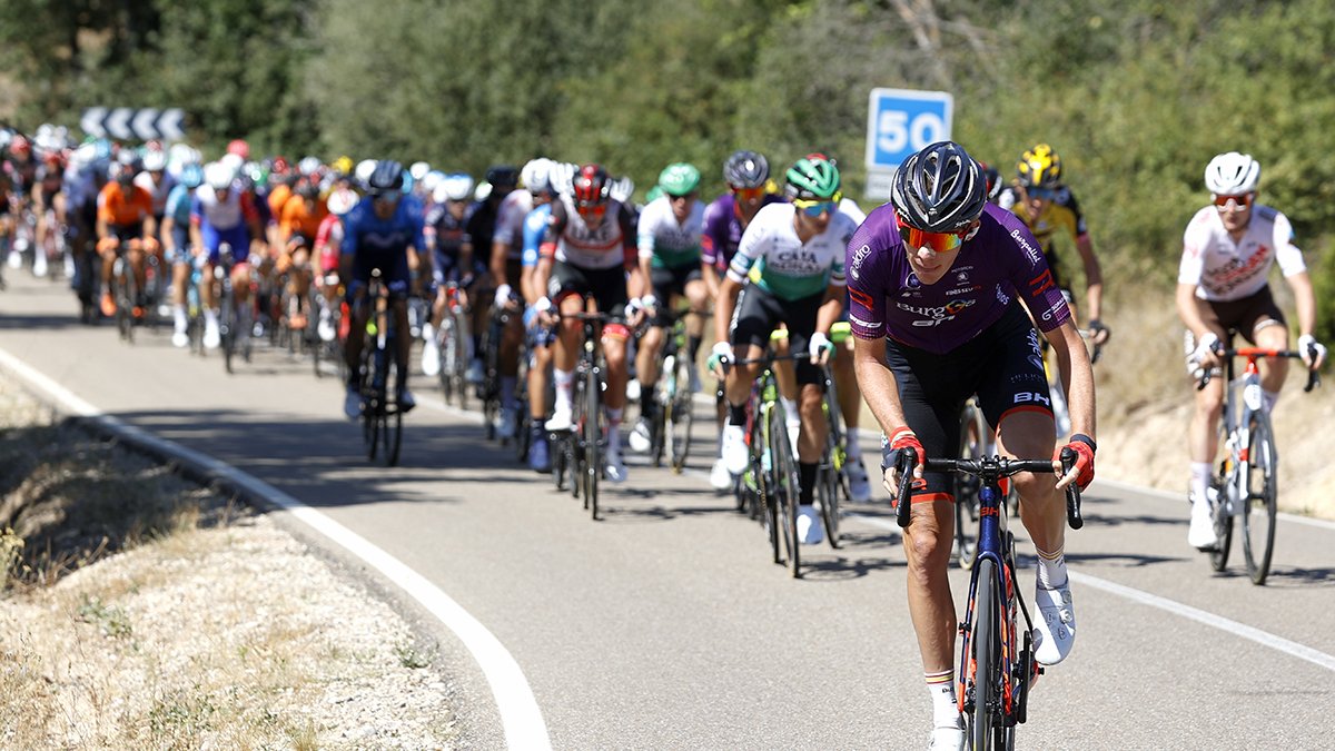 Jetse Bol salta del pelotón. BURGOS BH / PHOTOGOMEZSPORT