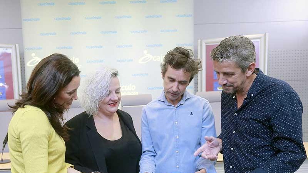 A la izquierda, la directora de Fundación Cajacírculo acompañada de Cruces, Zamora y Cartón.-RAÚL G. OCHOA