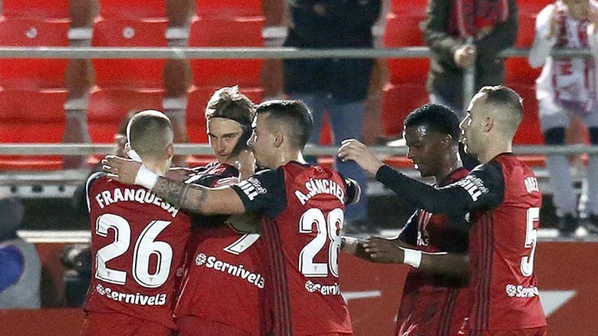 Los jugadores del Mirandés celebran un gol. / SANTI OTERO