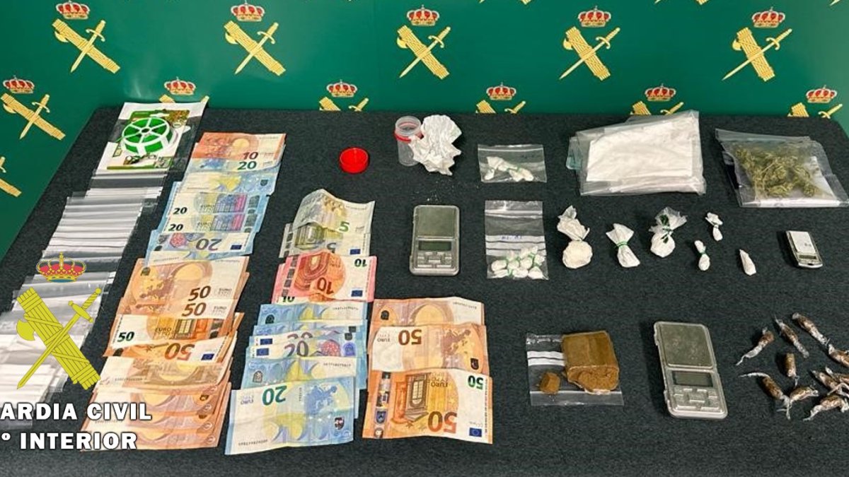 Imagen de las drogas y el material incautado. GUARDIA CIVIL